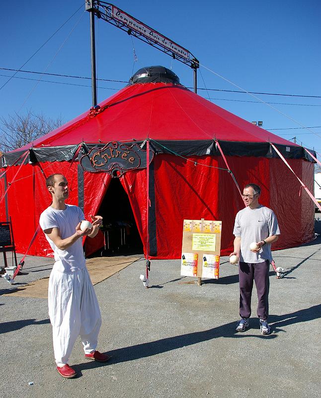 Atelier cirque adultes Journees theatrales 2007_0010.jpg